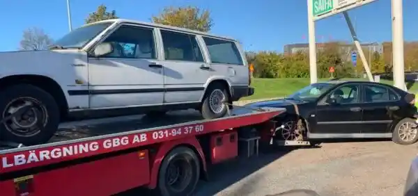 Skrotbil med synlig rost och saknade delar som visar hur skick och ålder påverkar ersättningen vid skrotning