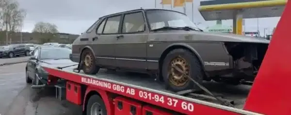 Havererad bil med allvarligt fel där bilägaren analyserar värde och alternativ för att sälja bilen innan värdet minskar.